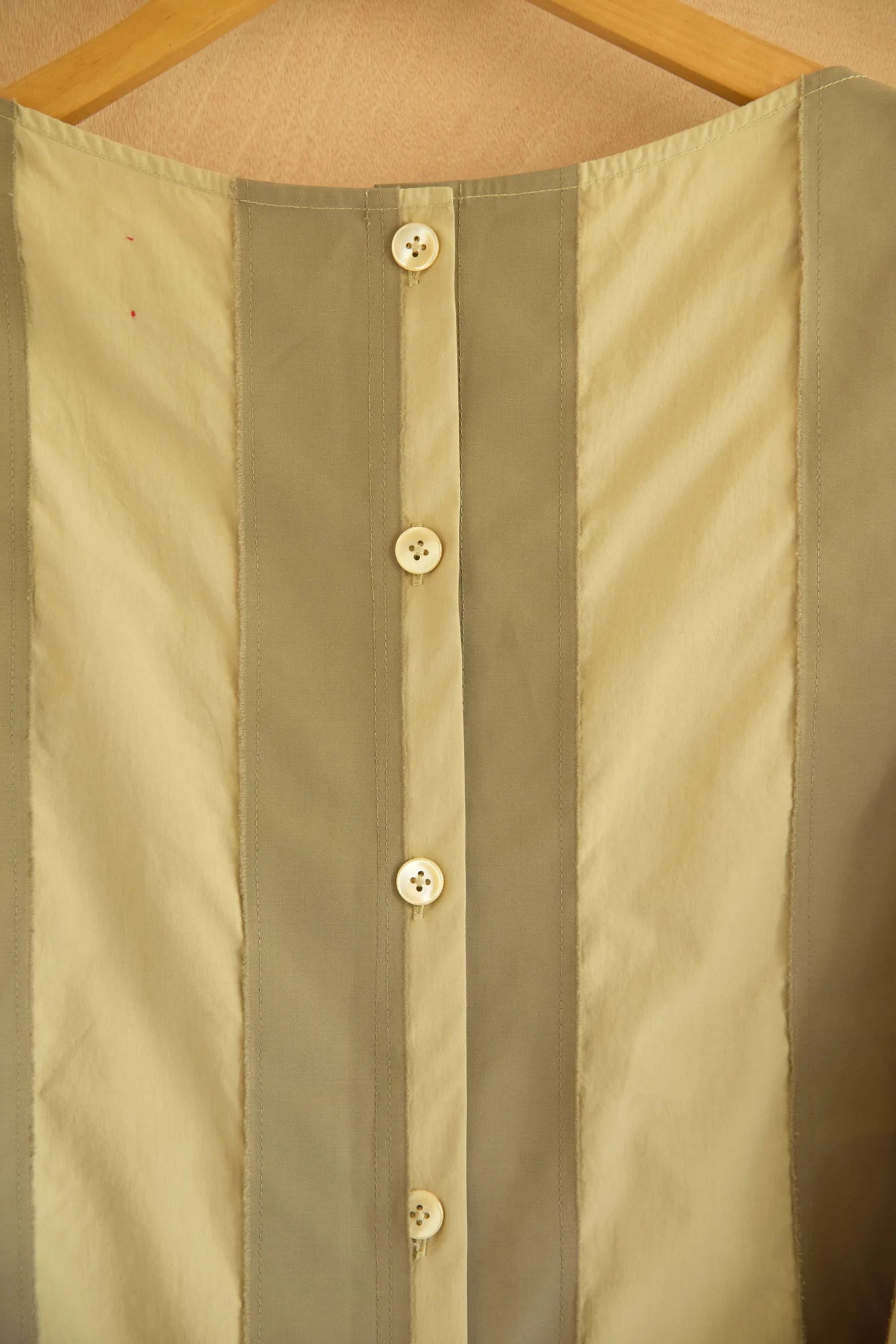 UNISECON Wren top in taupe/olive, detail view