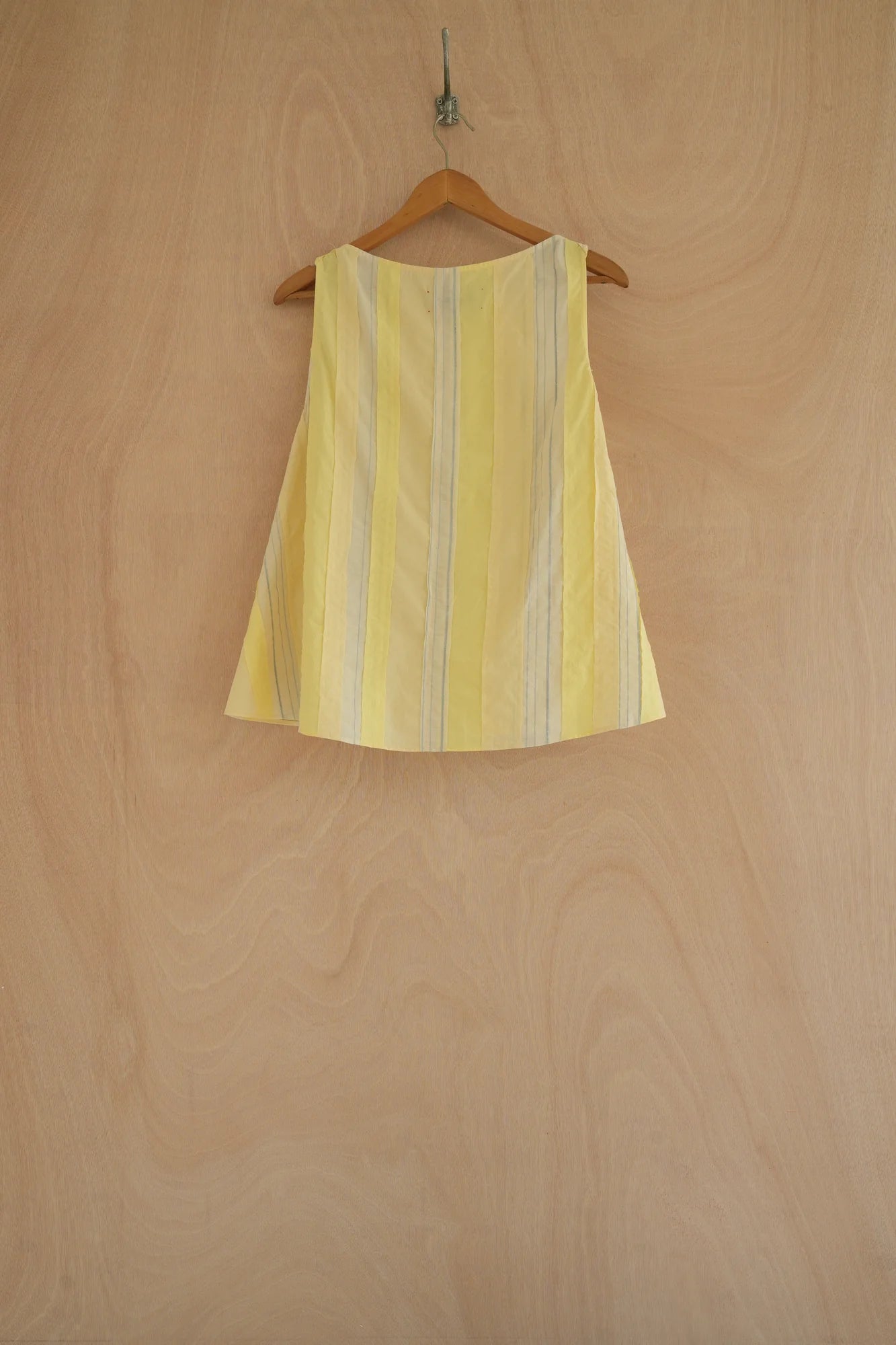 UNISECON Wren top in yellow, back view