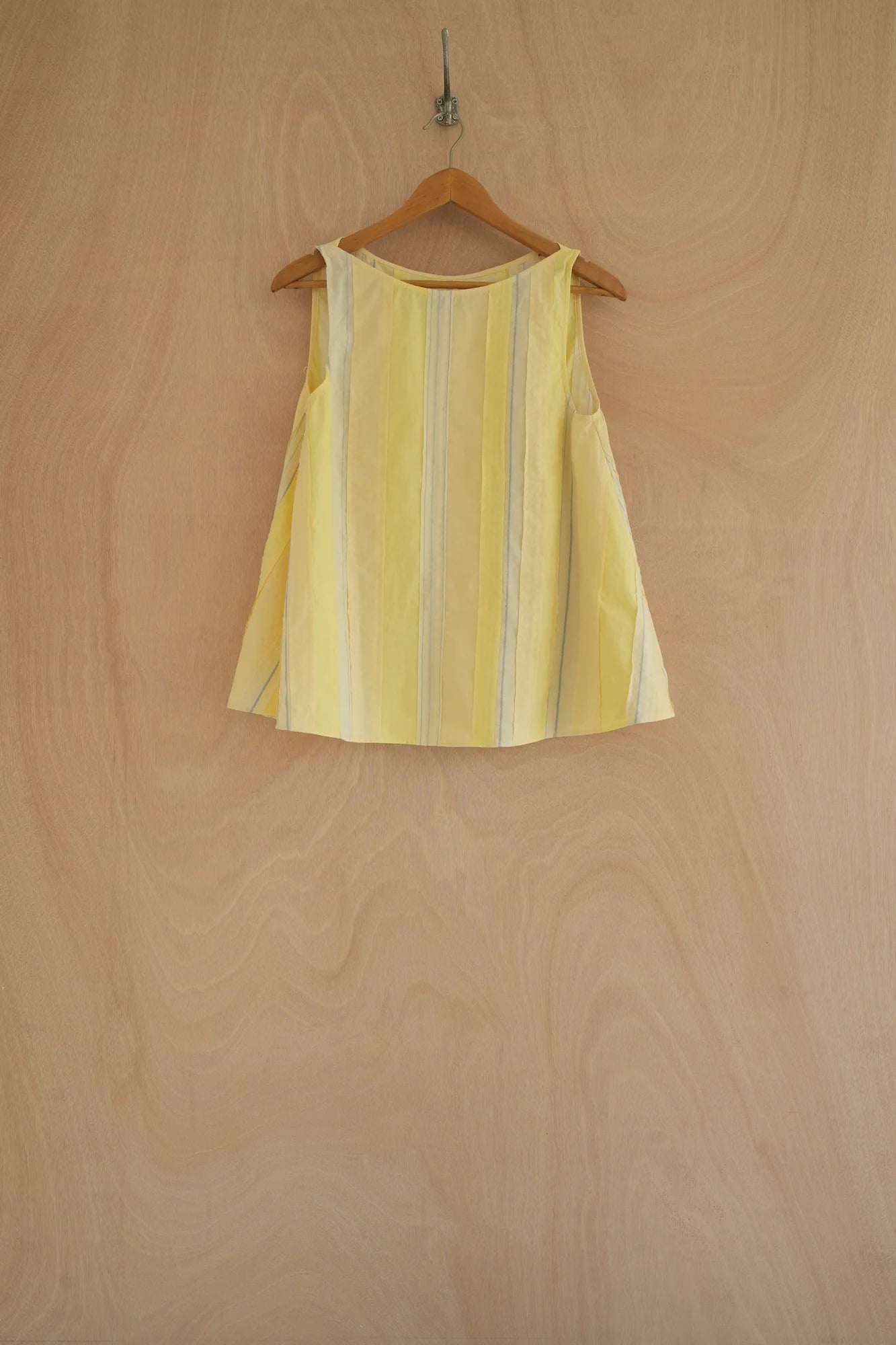 UNISECON Wren top in yellow, front view