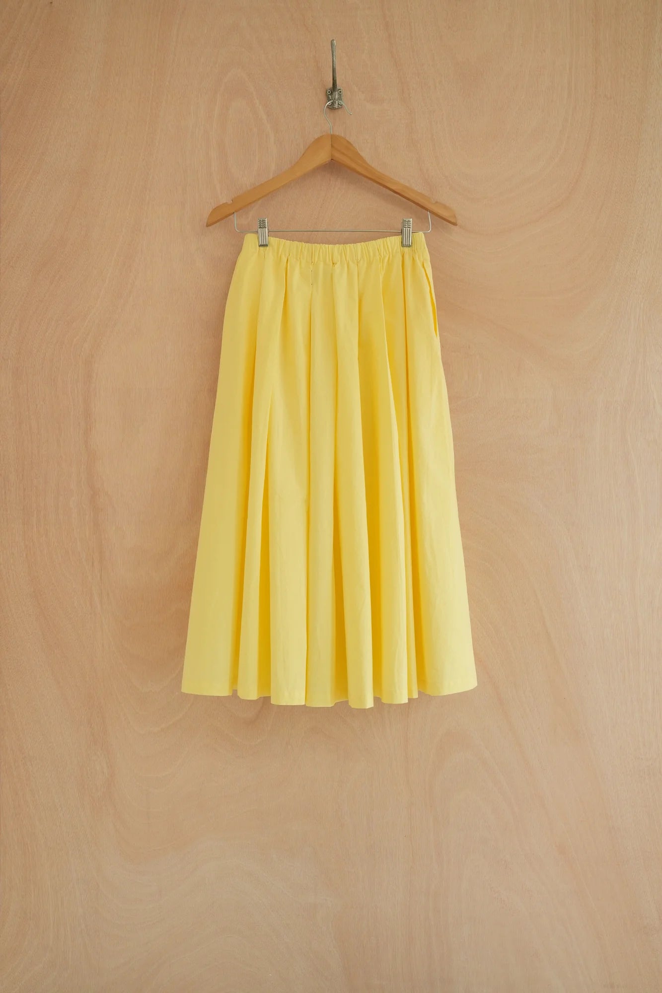 UNISECON Ying skirt in yellow, back view