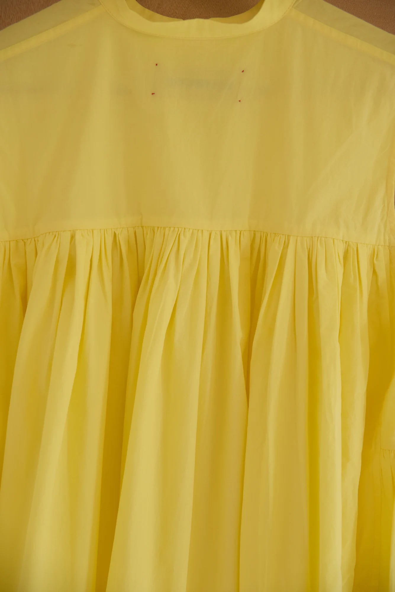 UNISECON Yong top in yellow, detail view