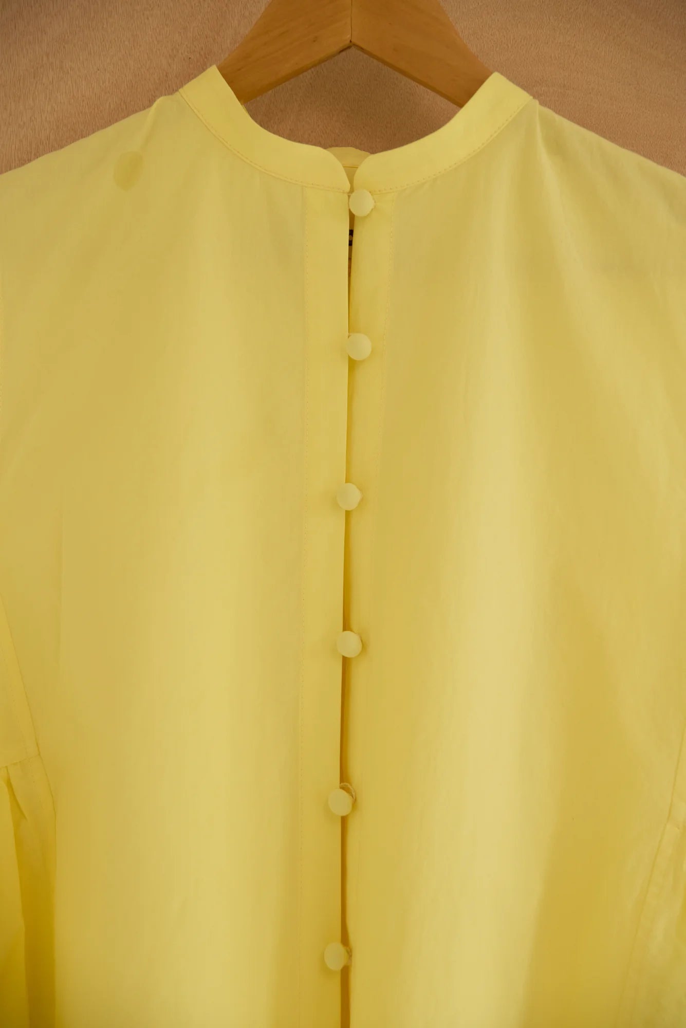 UNISECON Yong top in yellow, detail view