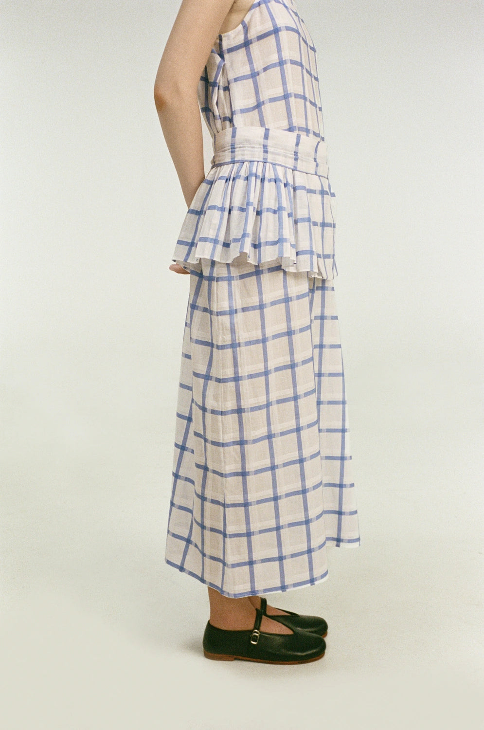 unisecon-zena-dress-white-blue-side-view-with-apron