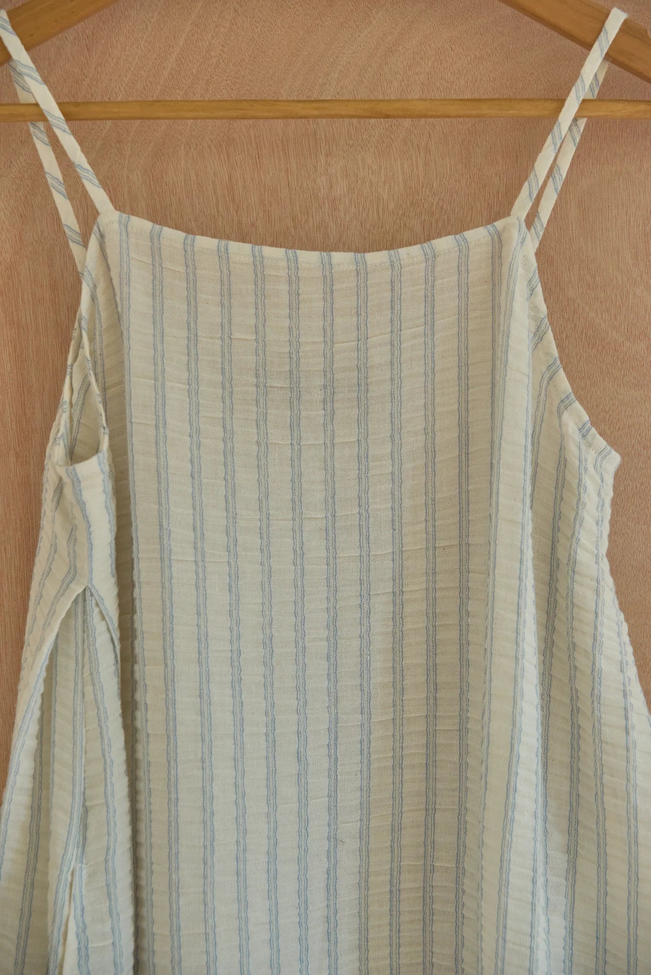 UNISECON Zena dress in white, detail view