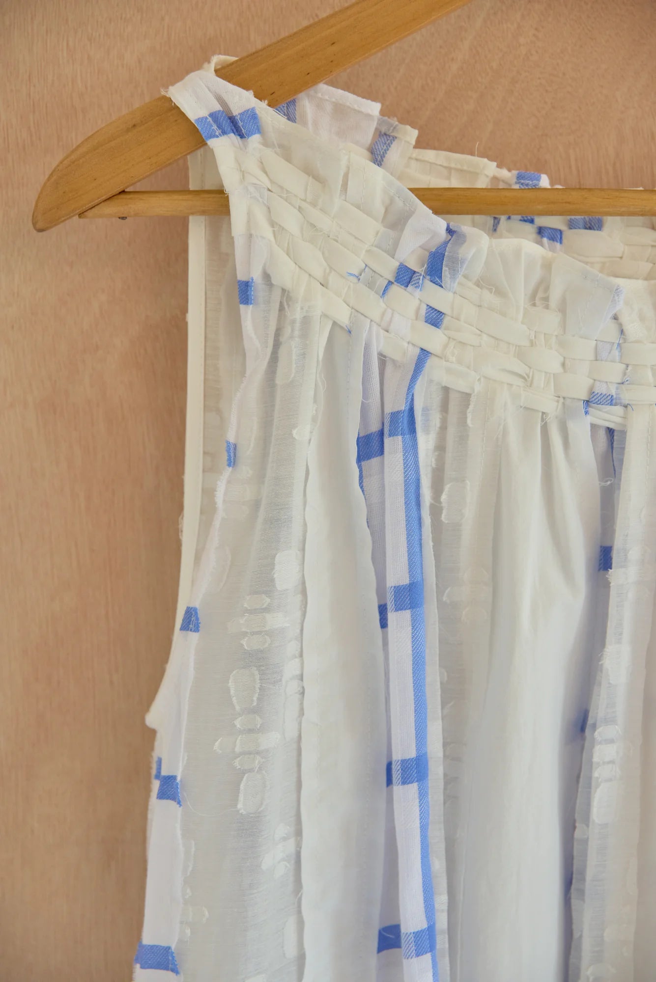 UNISECON Zoha dress in white, detail view