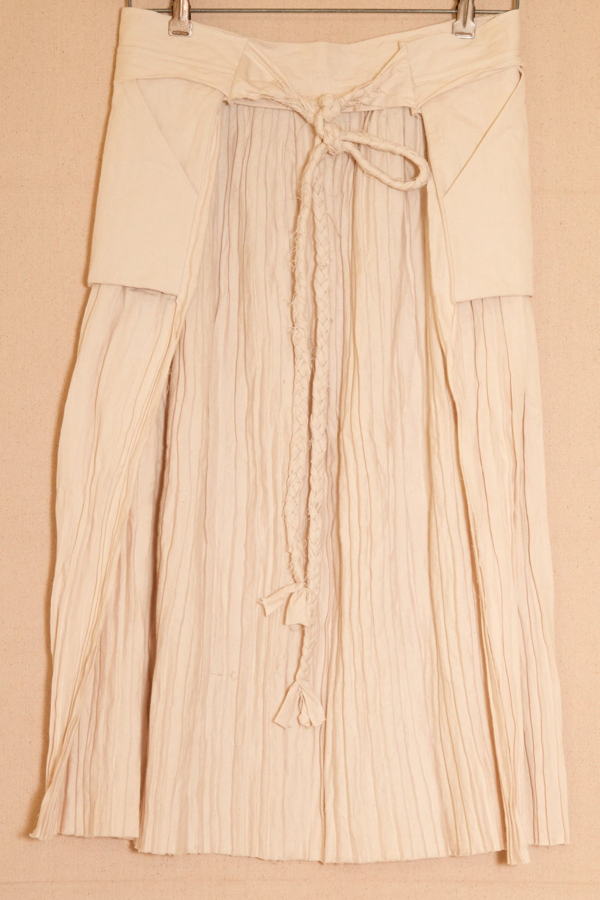 UNISECON Zuri apron in white detail view