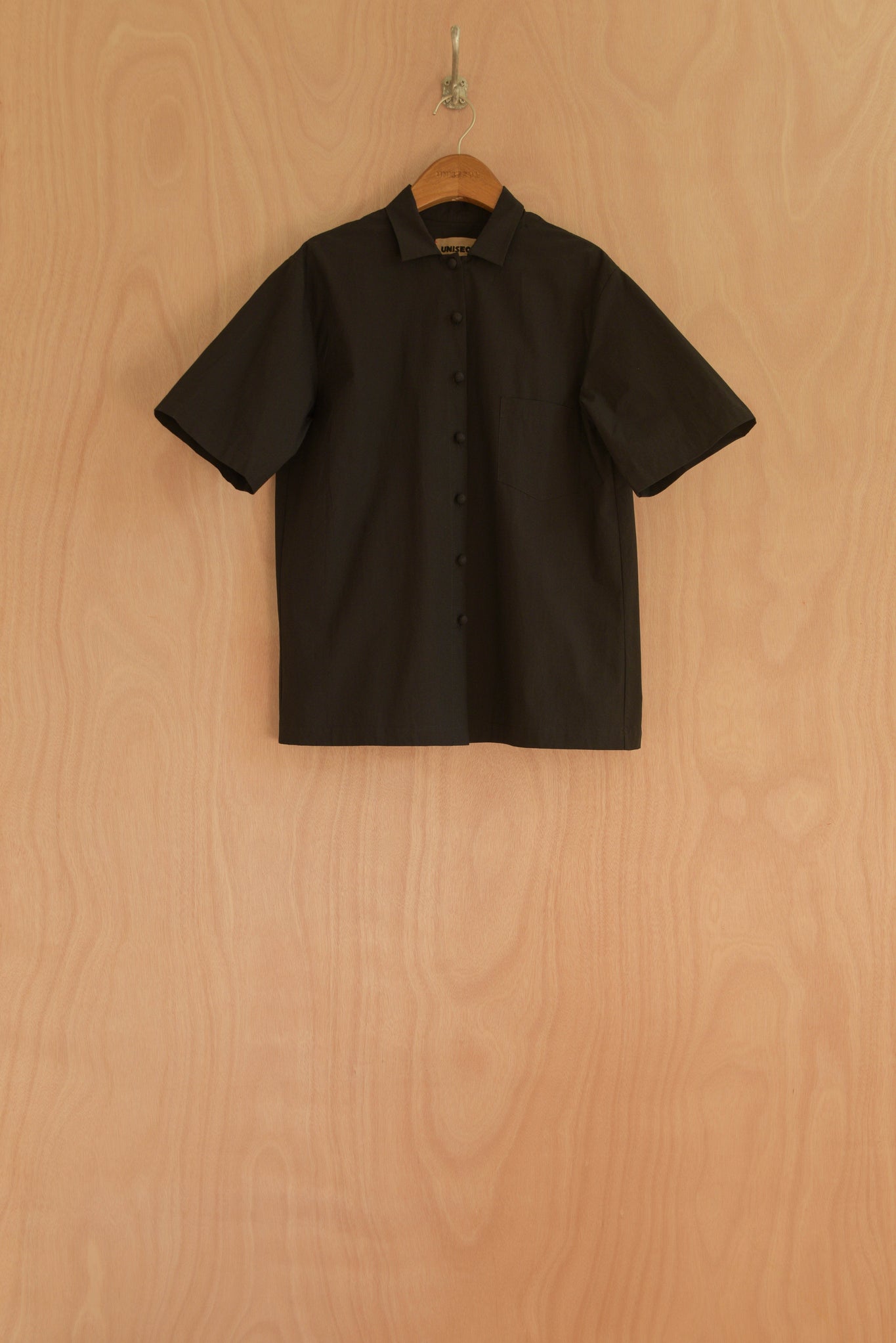 Wei Top in black, organic cotton with a structured front and short sleeves.